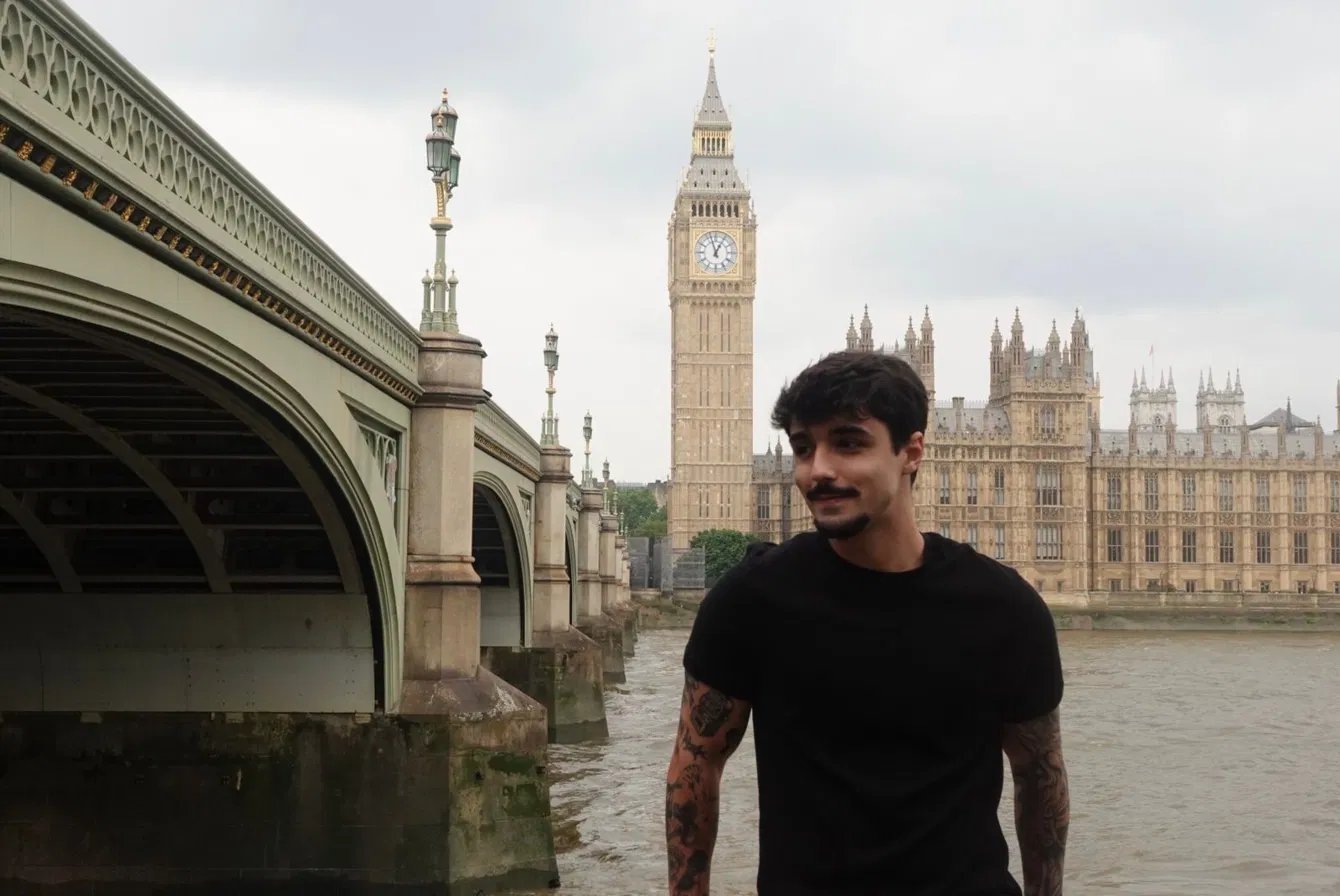João Pedro em Londres, com o Big Ben ao fundo